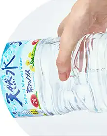 サントリー天然水 2Lを握る手