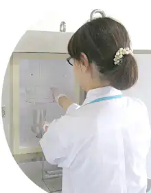 放射性物質の検査をする職員